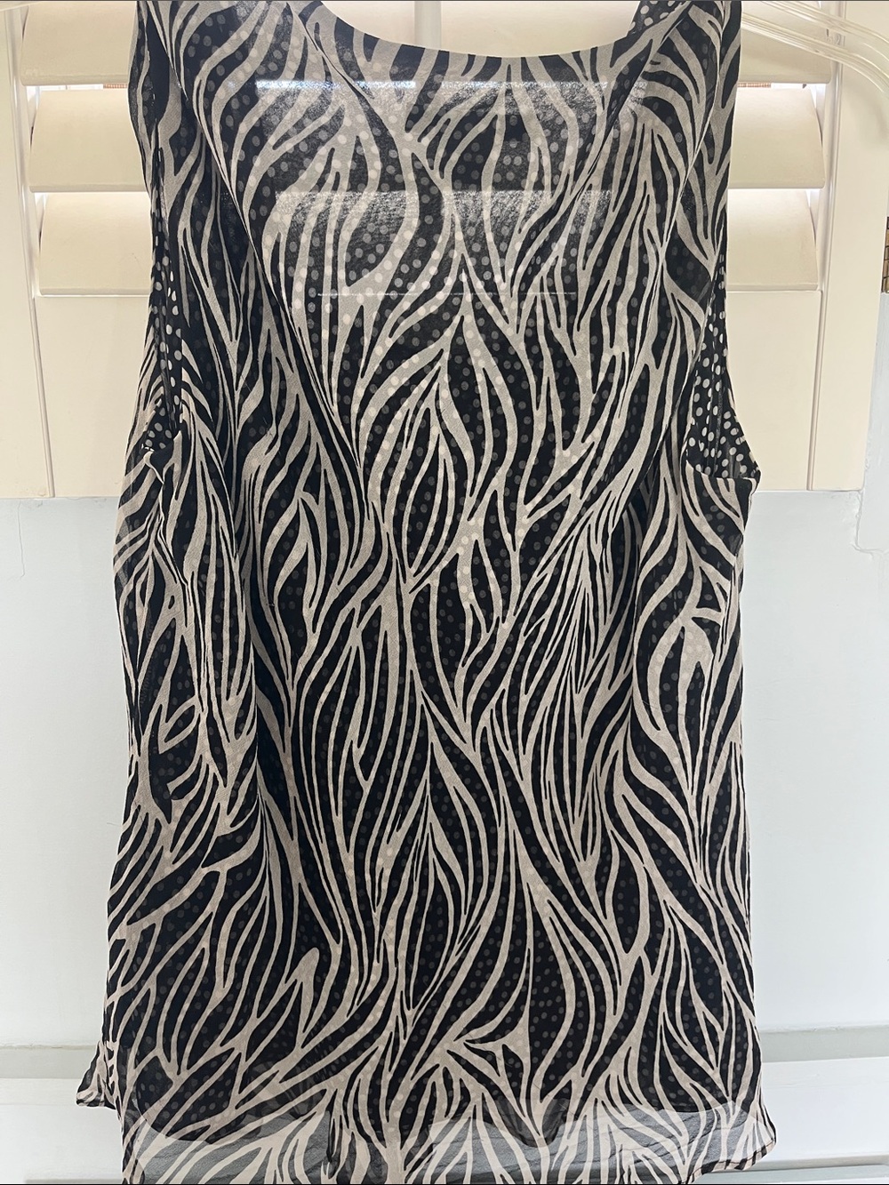 NY&C Black & Ivory Patterned V-Neck Sleeveless Camisole - Picture 3 of 3